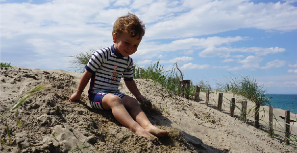 Des vêtements anti uv pour protéger mon enfant sur la plage - Maxi